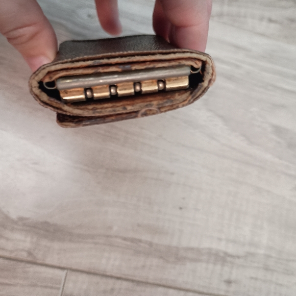 LOUIS VUITTON 4 Key Holder in Monogram Canvas - Picture 3 of 10